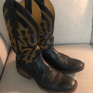 Rod Patrick black boots with stitching on top. Size 8B